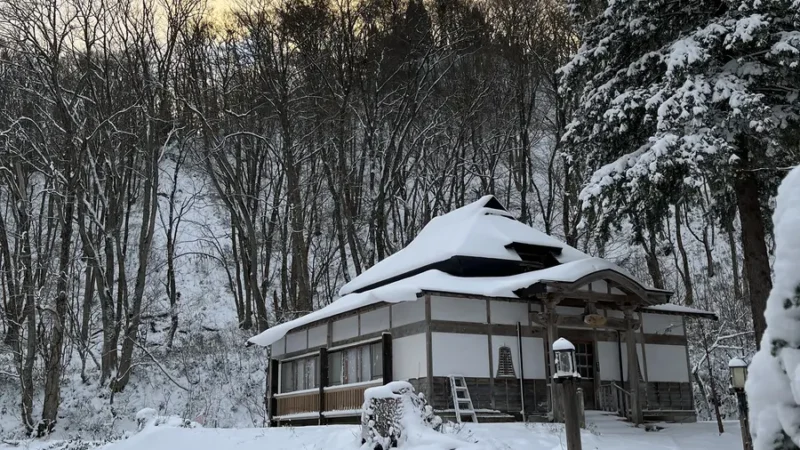 Building covered in snow in Aoni onsen